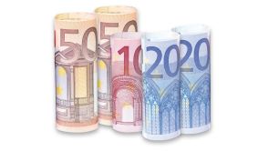 eingerollte Geldscheine, zweimal 50 Euro, sowie zweimal 20 Euro und einmal 10 Euro