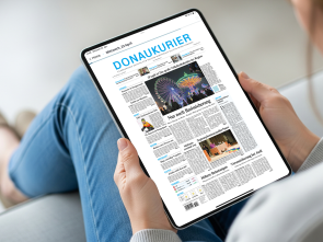 Zwei Frauenhaende halten ein Tablet. Zu sehen ist das MZ ePaper auf dem Desktop.